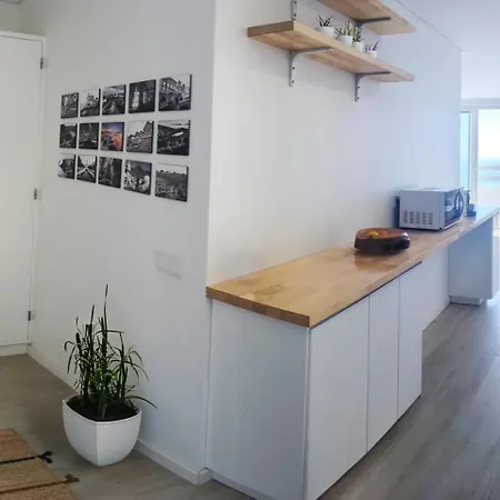 The View - Modern 1 Bed Flat Beachfront